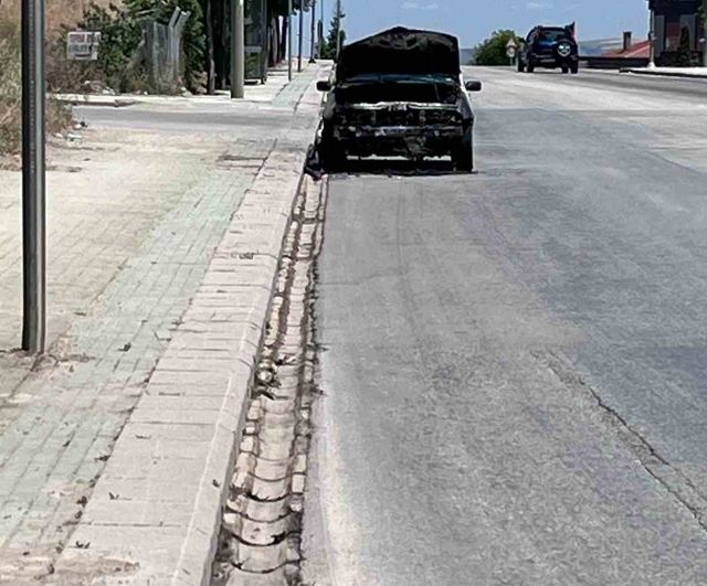 Eskişehir'de yol kenarına terk edilen yanmış araç dikkat çekiyor