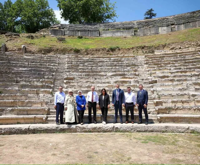 Fatih Dönmez ve Jülide Sarıeroğlu Düzce'de Konuralp Antik Kenti'ni İnceledi