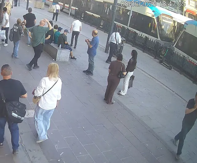 Fatih Laleli'de 6 Yaşındaki Çocuğun Tramvay Kazası — Güvenlik Kamerası Panik Anlarını Kaydetti