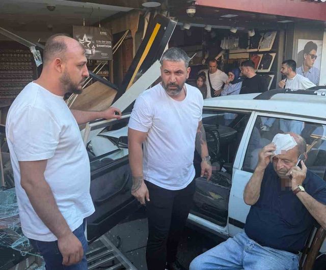Fatih'te kontrolünü kaybeden otomobil iki iş yerine çarptı: 1 yaralı