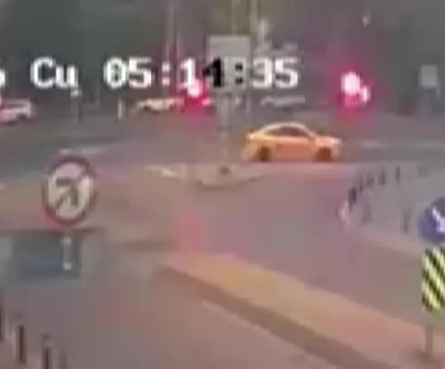Fatih’te üç motosikletin karıştığı kaza: 5 yaralı, kaza anı güvenlik kamerasında
