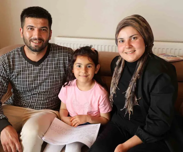 Feke'de 35 öğrencinin karneleri evde teslim edildi, minik Öykü sevinç yaşadı