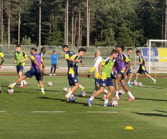 Fenerbahçe Topuk Yaylası kampında ilk antrenmanını yaptı