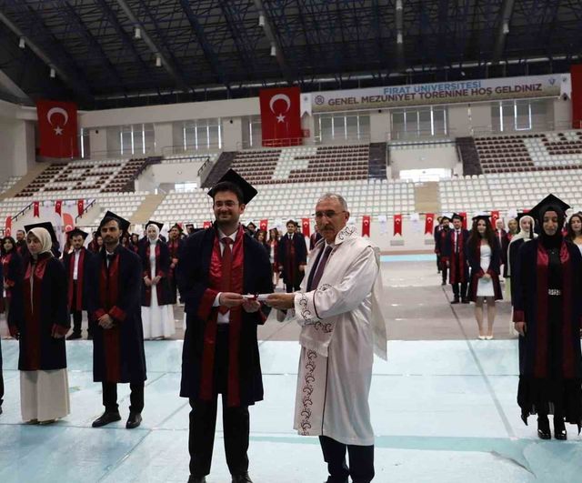 Fırat Üniversitesi Tıp Fakültesi 38. dönem mezunlarını uğurladı