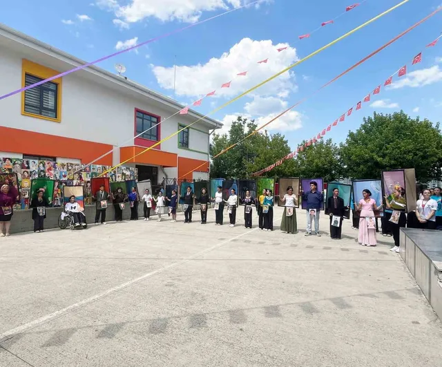 Frida Kahlo'nun eserleri Bursa'da canlı tabloya dönüştü