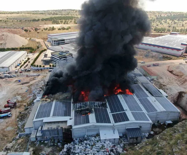 Gaziantep'te Molhan Tekstil Fabrikasında Büyüyen Yangın, Dron Görüntüleriyle Kaydedildi
