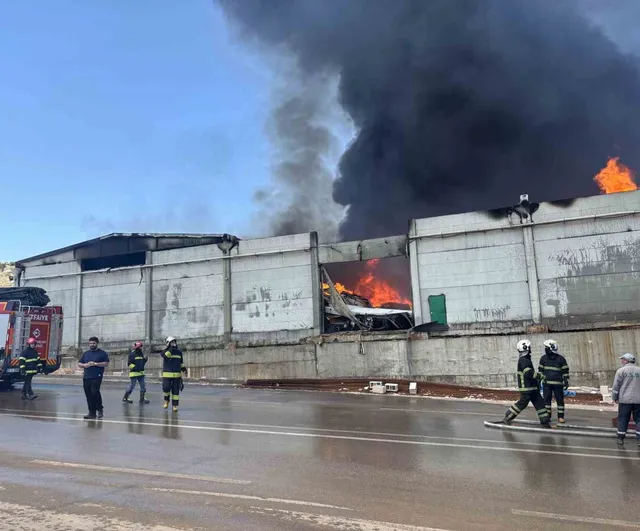 Gaziantep'te Molhan Tekstil fabrikasında yangın — müdahale sürüyor