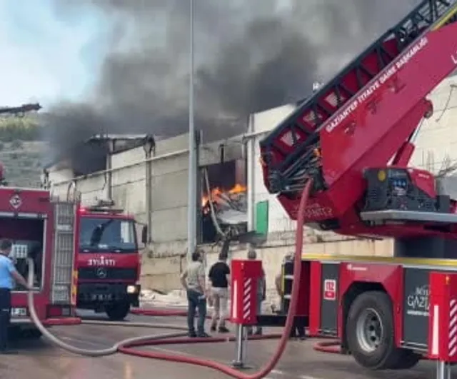 Gaziantep'te tekstil fabrikasında yangın — ekiplerin müdahalesi sürüyor
