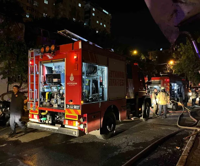 Gaziosmanpaşa'da gecekondu yangını söndürüldü