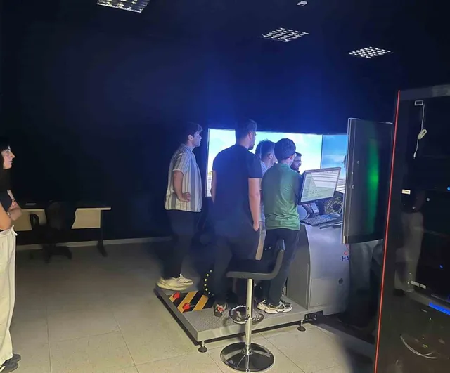 Gebze Teknik Üniversitesi Öğrencileri Balıkesir 9. Ana Jet Üs'te F-16 ve Uçuş Simülatörlerini İnceledi