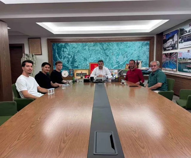 Gedizli Profesyonel Futbolcular Başkan Necdet Akel'i Ziyaret Etti