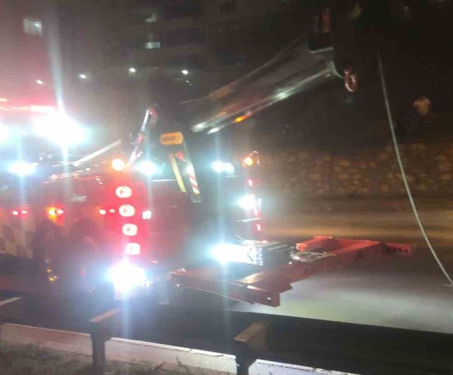 Gemlik-Bursa yolunda tır makasladı; Dörtyol'da trafik kapandı, araç içi görüntüler kaydedildi