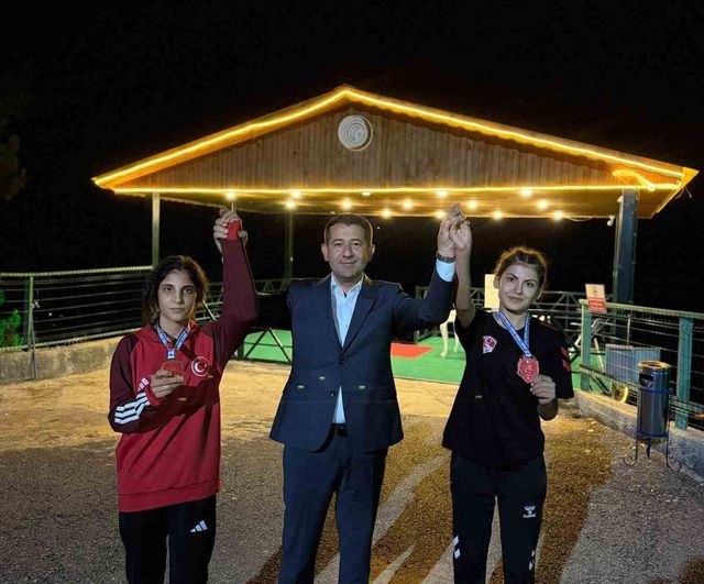 Genç güreşçiler Feke'nin gururu oldu