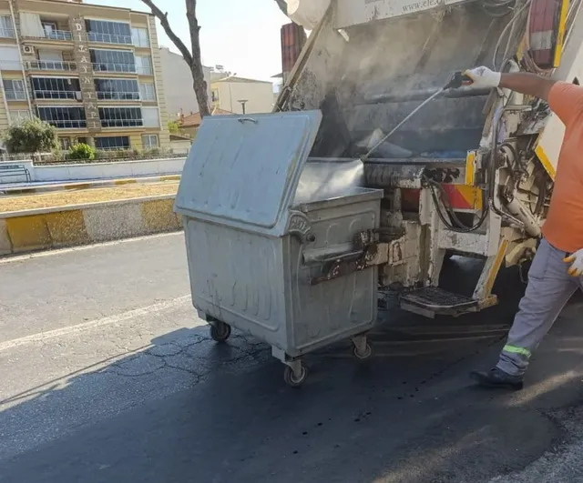 Germencik'te konteyner temizliği ve dezenfeksiyon çalışmaları sürüyor