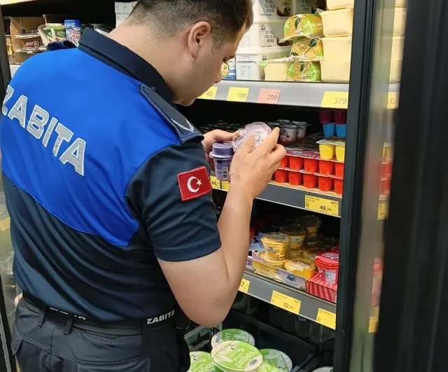 Germencik’te zabıta marketlerde etiket ve son kullanma tarihi denetimi yaptı