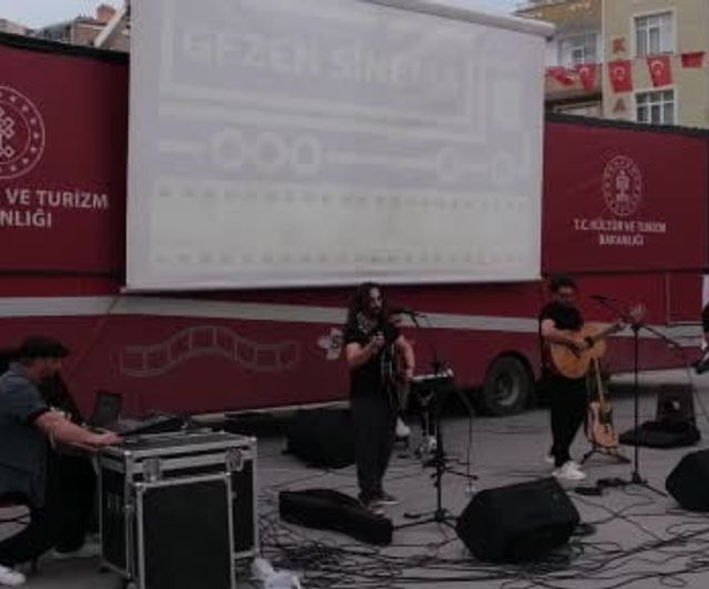 Gezen Sinema Tırı Karaman’da merkez ve ilçe gösterimlerine başladı