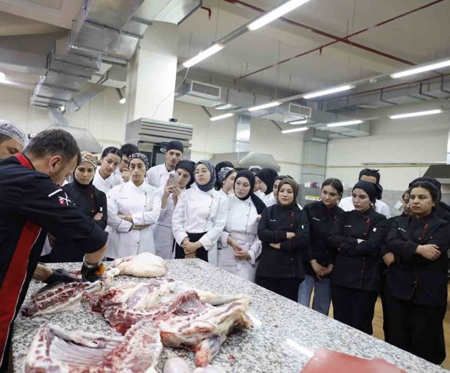 GİBTÜ Gastronomi öğrencileri Şükrü Savun ile et parçalama uygulamasında buluştu
