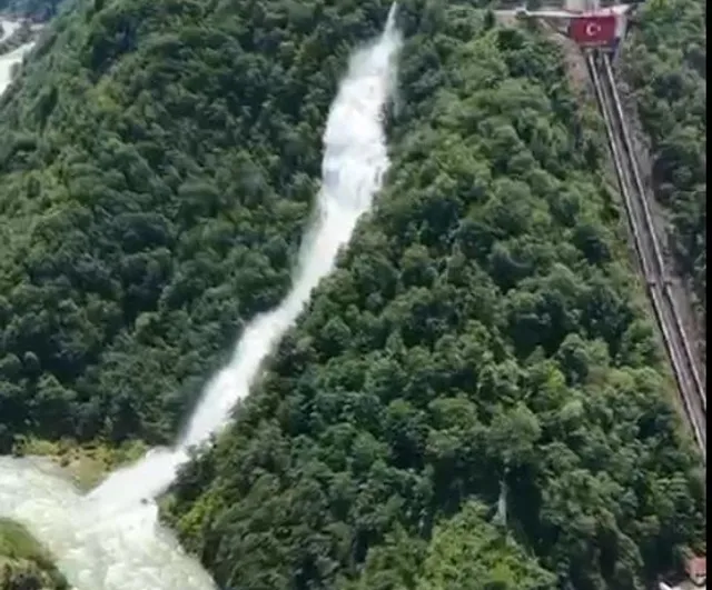 Giresun'da HES tahliyesiyle oluşan yapay şelale Harşit Vadisi'nde görsel şölen sundu