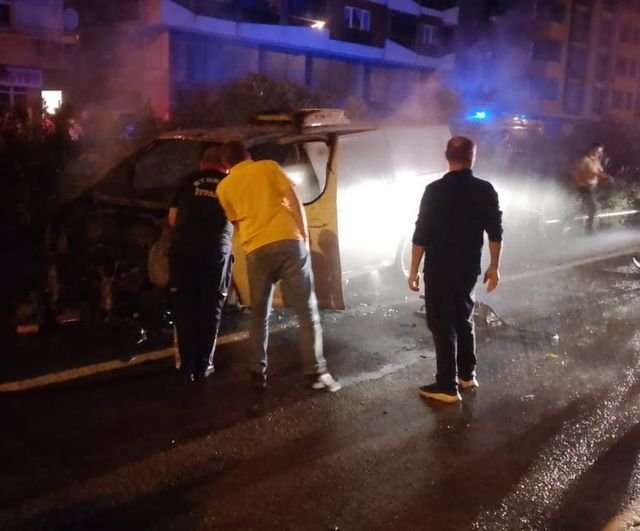Giresun'da seyir halindeki otomobil alev alarak kullanılamaz hale geldi