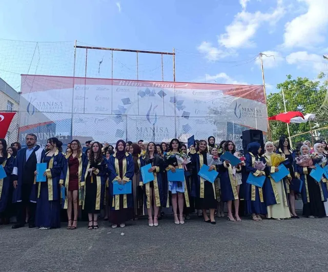 Gördes MYO 31. Dönem Mezuniyeti: 250 Öğrenci Diplomasını Aldı
