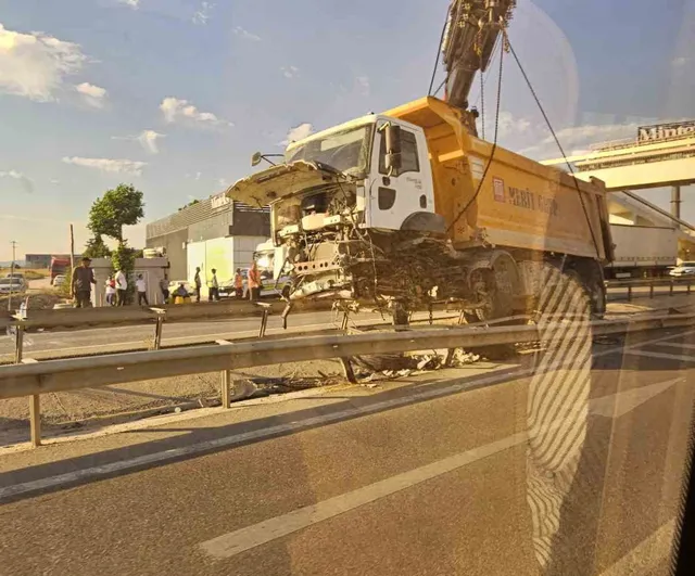 Hafriyat kamyonu refüje çarptı, Bursa-Karacabey yolunda trafik yoğunluğu