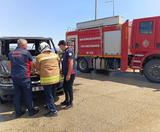 Hassa'da seyir halindeki minibüs motor yangını sonrası kullanılamaz hale geldi