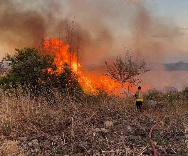 Hatay’da anız yangını itfaiye ekiplerince kontrol altına alındı