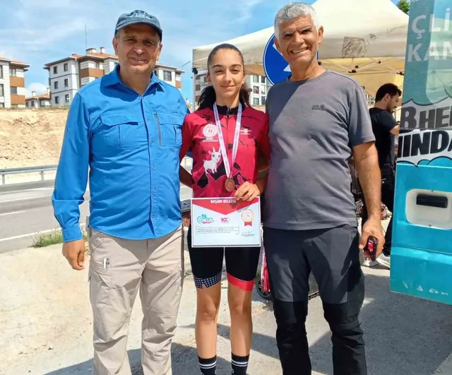 Hena Gümüş, Okullar Arası Bisiklet Türkiye Şampiyonası'nda bronz madalya kazandı