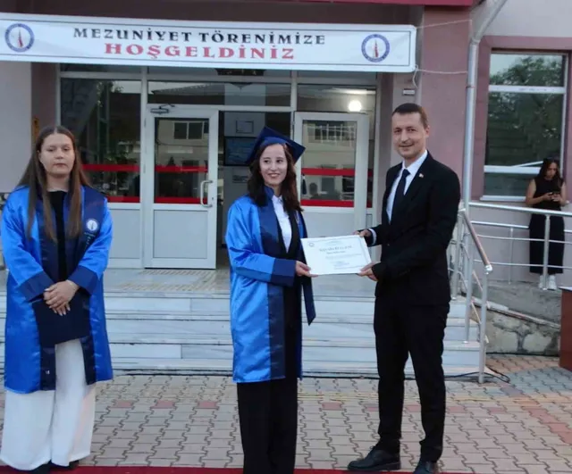 Hisarcık meslek yüksekokulunda 160 öğrenci mezuniyet töreniyle diplomalarını aldı