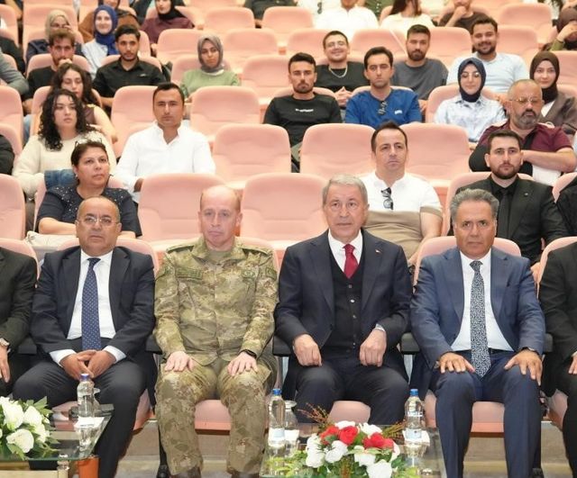 Hulusi Akar Malatya'da öğrencilerle buluştu: 'Bölgesel Krizler ve Türkiye' konferansı