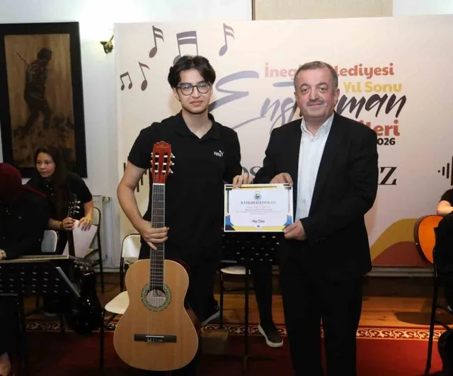 İnegöl Belediyesi'nin gitar kursiyerleri 8 aylık eğitimi tamamladı, sertifikalarını aldı