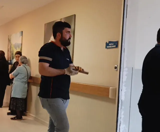 İnegöl'de mobilya fabrikasında işçi eline çivili tahta çaktı