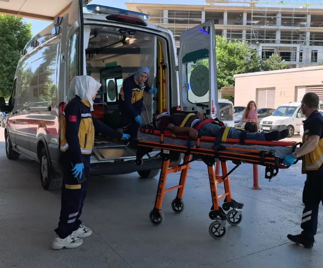 İnegöl'de römorkun kopması sonucu traktör altında kalan sürücü ağır yaralandı
