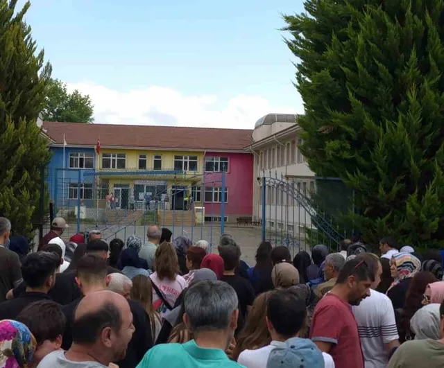 İnegöl'de sınav sırasında rahatsızlanan genç hastaneye kaldırıldı