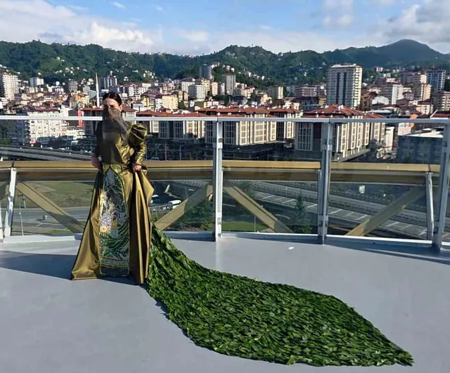 İranlı öğrenci 5 bin çay yaprağıyla elbise tasarladı