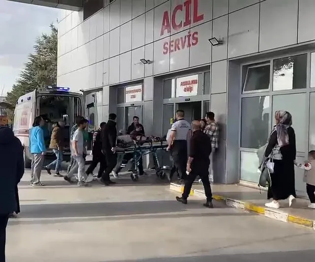 İskeleden düşen 2 işçi yaralandı