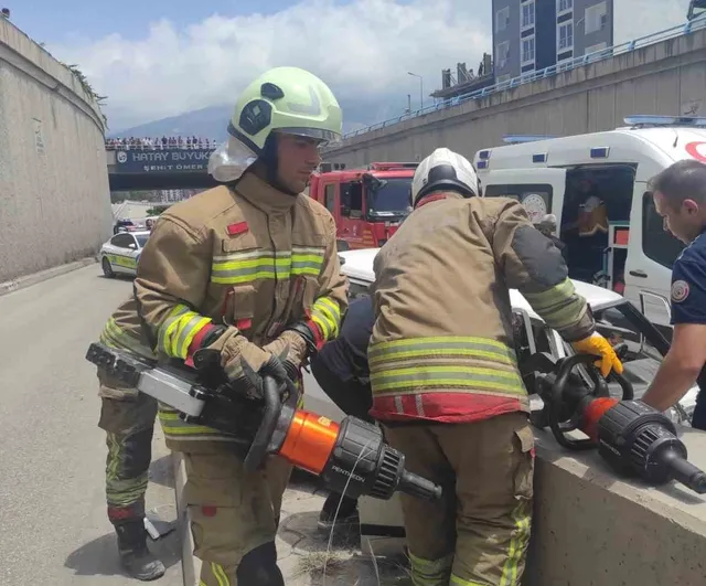 İskenderun’da alt geçide çarpan Tofaş hurdaya döndü: 3 kişi yaralandı