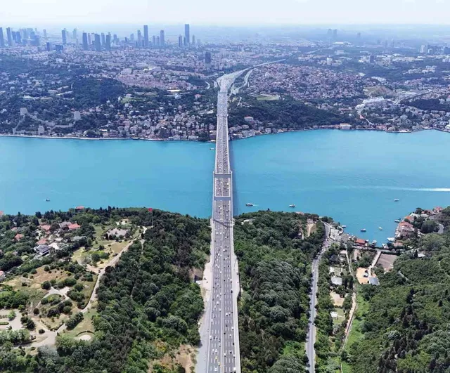 İstanbul Boğazı turkuaz tonlara büründü: Fatih Sultan Mehmet Köprüsü ve Rumeli Hisarı havadan görüntülendi