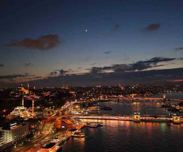 İstanbul semalarında Ay ve Venüs'ün ayyıldız benzeri yakınlaşması