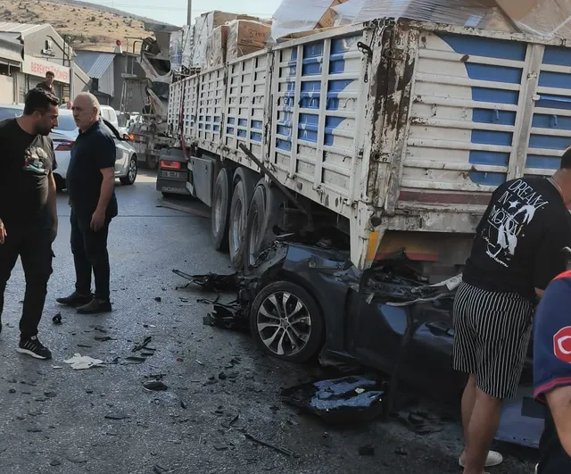 İzmir Bornova'da otomobil tırın altına girdi: Sürücü Burak Beder yaşamını yitirdi