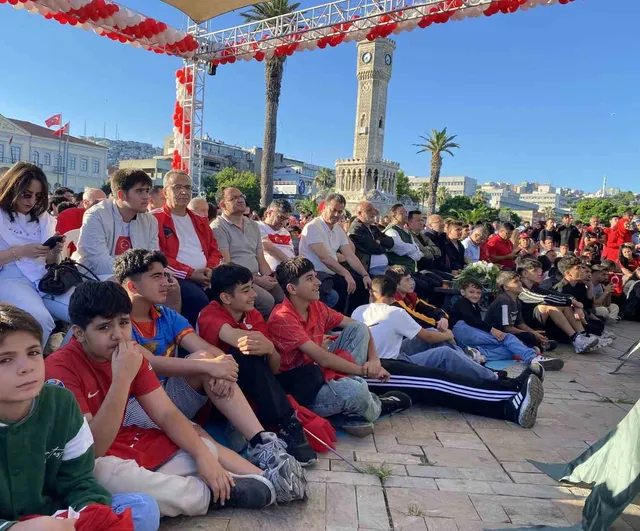 İzmir’de milli heyecan meydanlara taştı: dev ekranda Dünya Kupası coşkusu