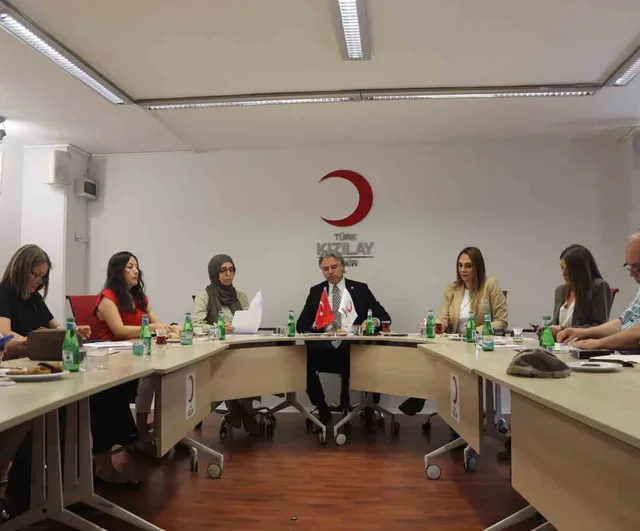 İzmir'den Filistin'e: 'Hilalin Işığında' Karma Sergisiyle Yardım ve Farkındalık