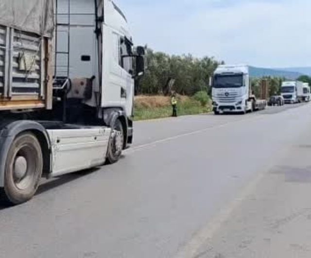 İznik'te kömür yüklü iki tır çarpıştı — yaralanma yok, trafik normale döndü