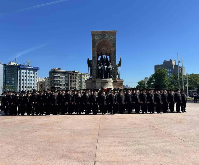 Jandarma Genel Komutanlığı'nın 187'nci kuruluş yıl dönümünde Taksim Cumhuriyet Anıtı'na çelenk bırakıldı