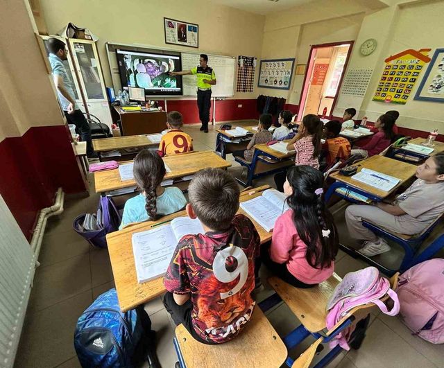 Jandarmadan Afyonkarahisar'da öğrenci ve vatandaşlara güvenli trafik eğitimi