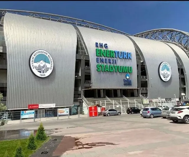 Kadir Has Stadı adı geri alındı