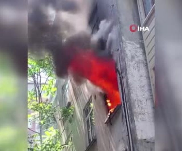 Kağıthane'de derin dondurucudan çıktığı iddia edilen yangın: Daire kullanılamaz hale geldi