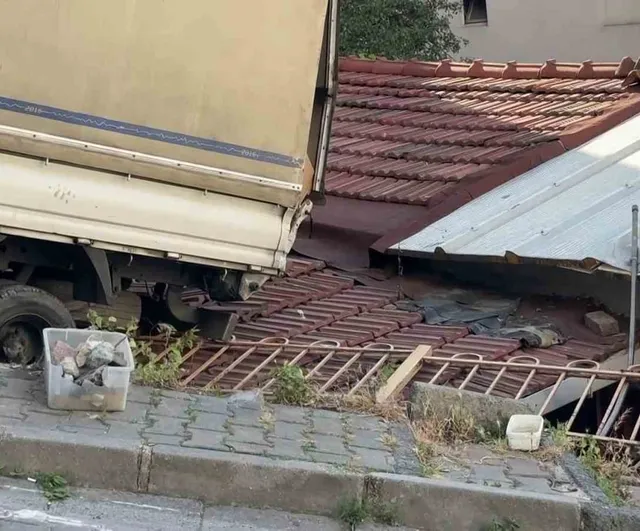Kağıthane'de geri kayan kamyonet evin çatısına düştü