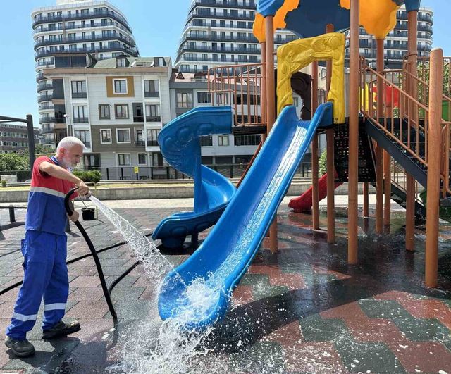 Kağıthane'de Parklarda Temizlik Seferberliği: 19 Mahallede Yıkama ve Dezenfeksiyon