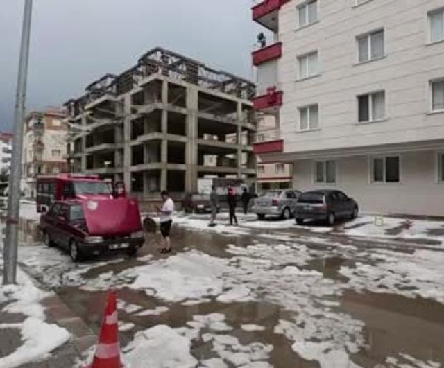 Kahramankazan’da dolu yağışı sonrası bazı evleri su bastı